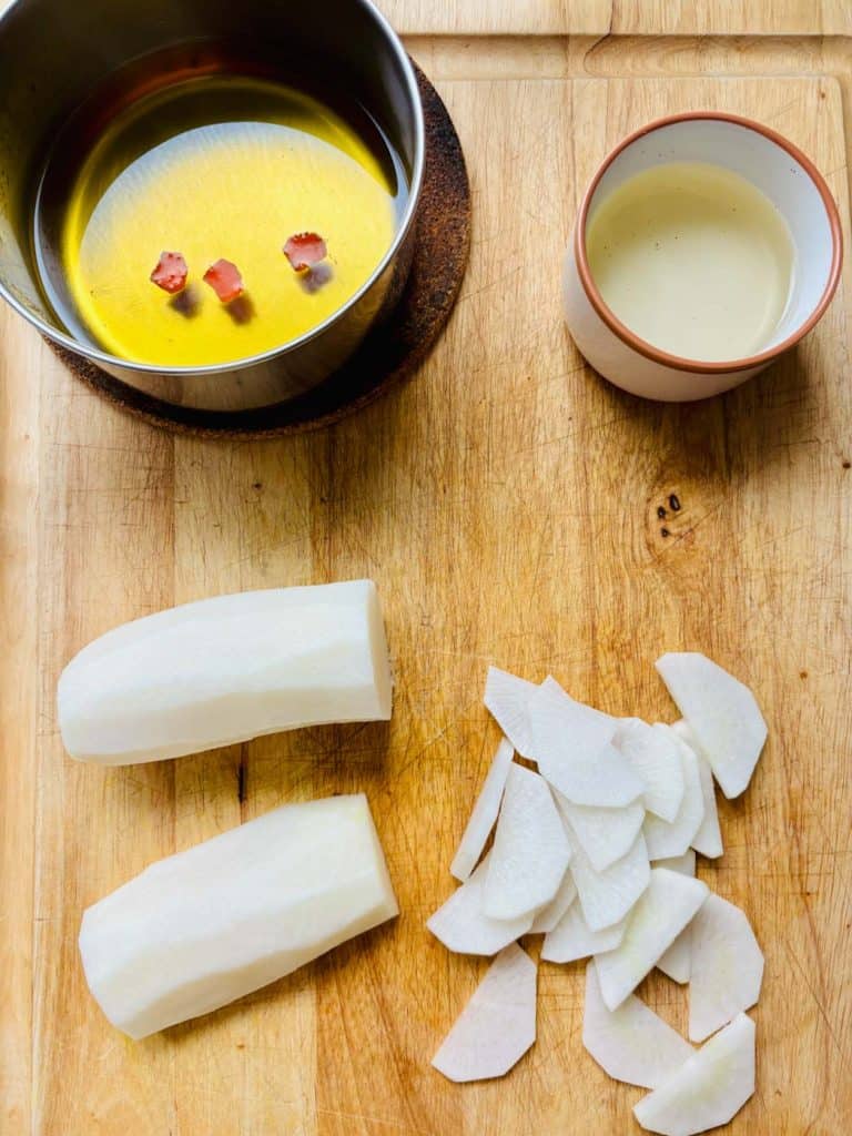 Cut up daikon with a saucepan of vinegar and turmeric.